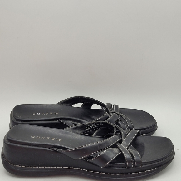 Curfew black leather 2.25" wedge slide sandals W/ criss-cross straps Size 7.5 - Picture 12 of 16
